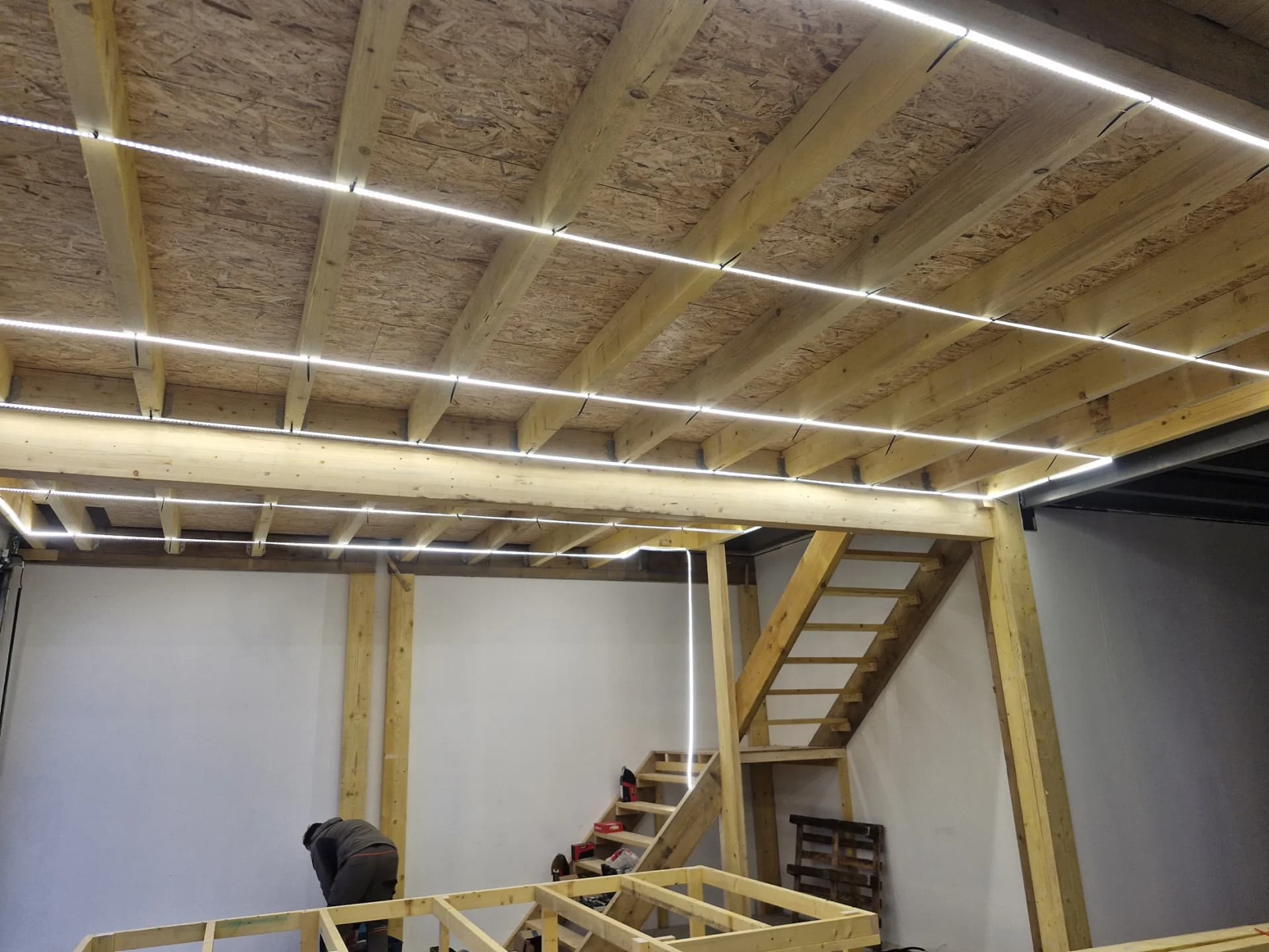 Charpente intérieure avec connecteurs métalliques apparents