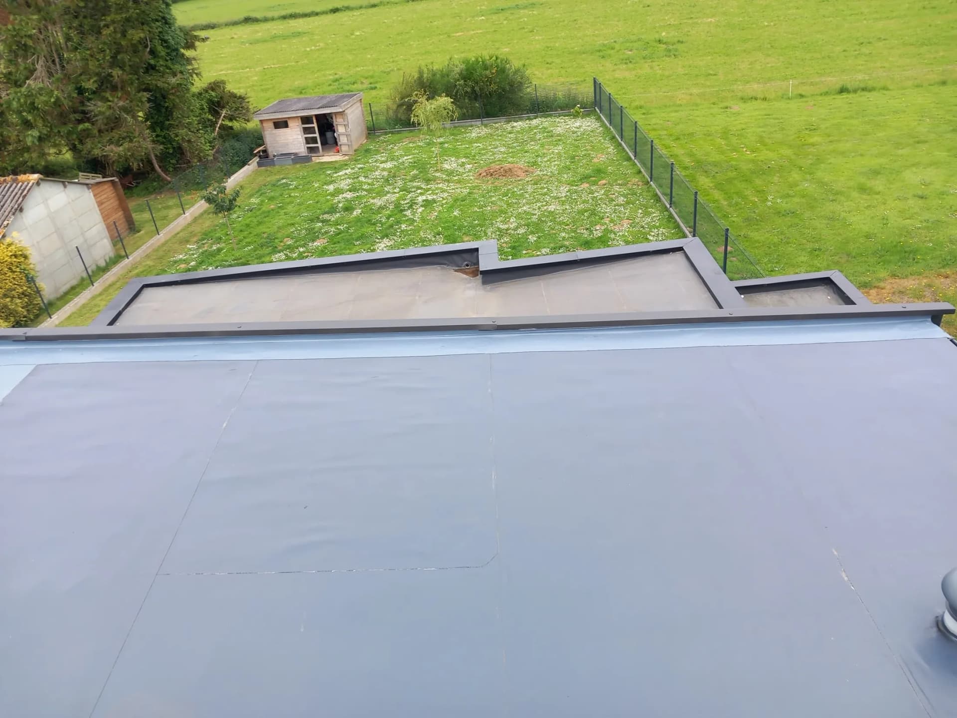 Vue d'ensemble d'une étanchéité toiture terrasse terminée