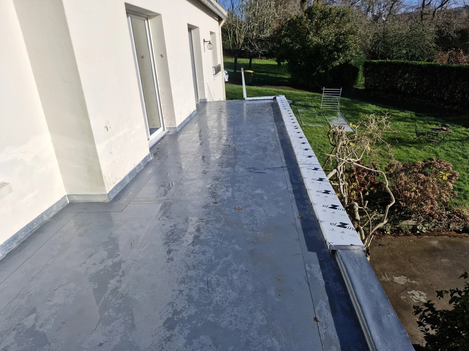 Étanchéité de toiture terrasse par membrane sur maison contemporaine