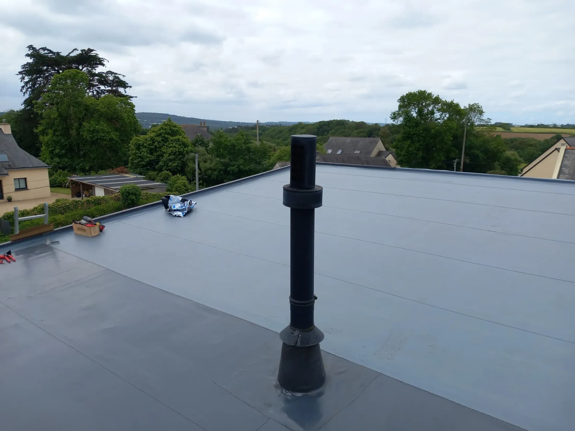 Détail d'étanchéité autour d'une sortie de ventilation