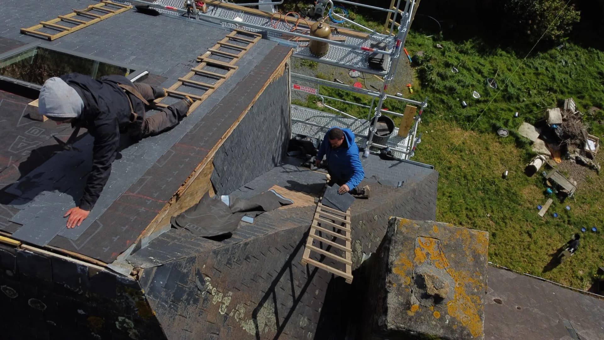 Finition impeccable d'une toiture en ardoise