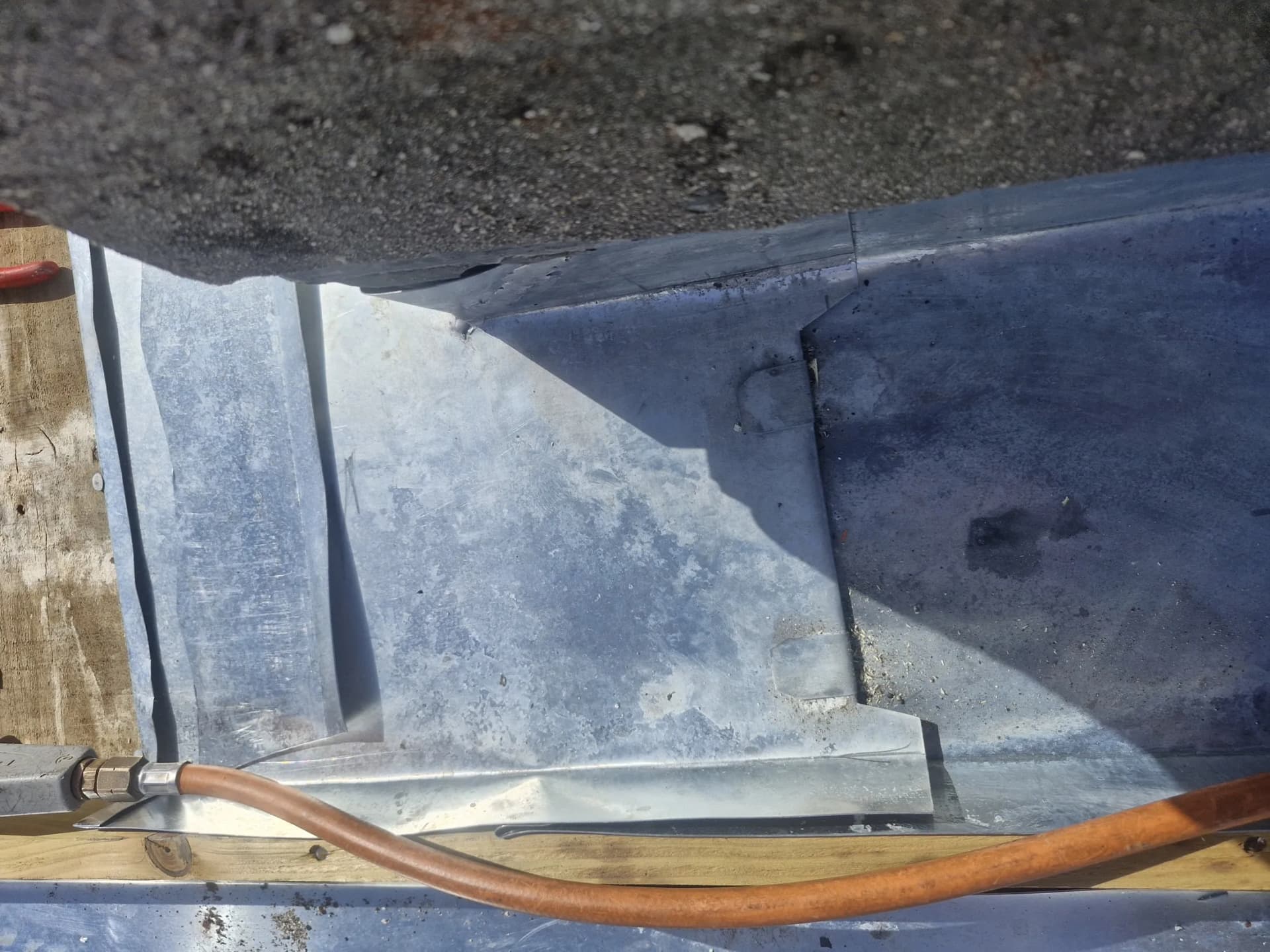 Façonnage artisanal des finitions zinc