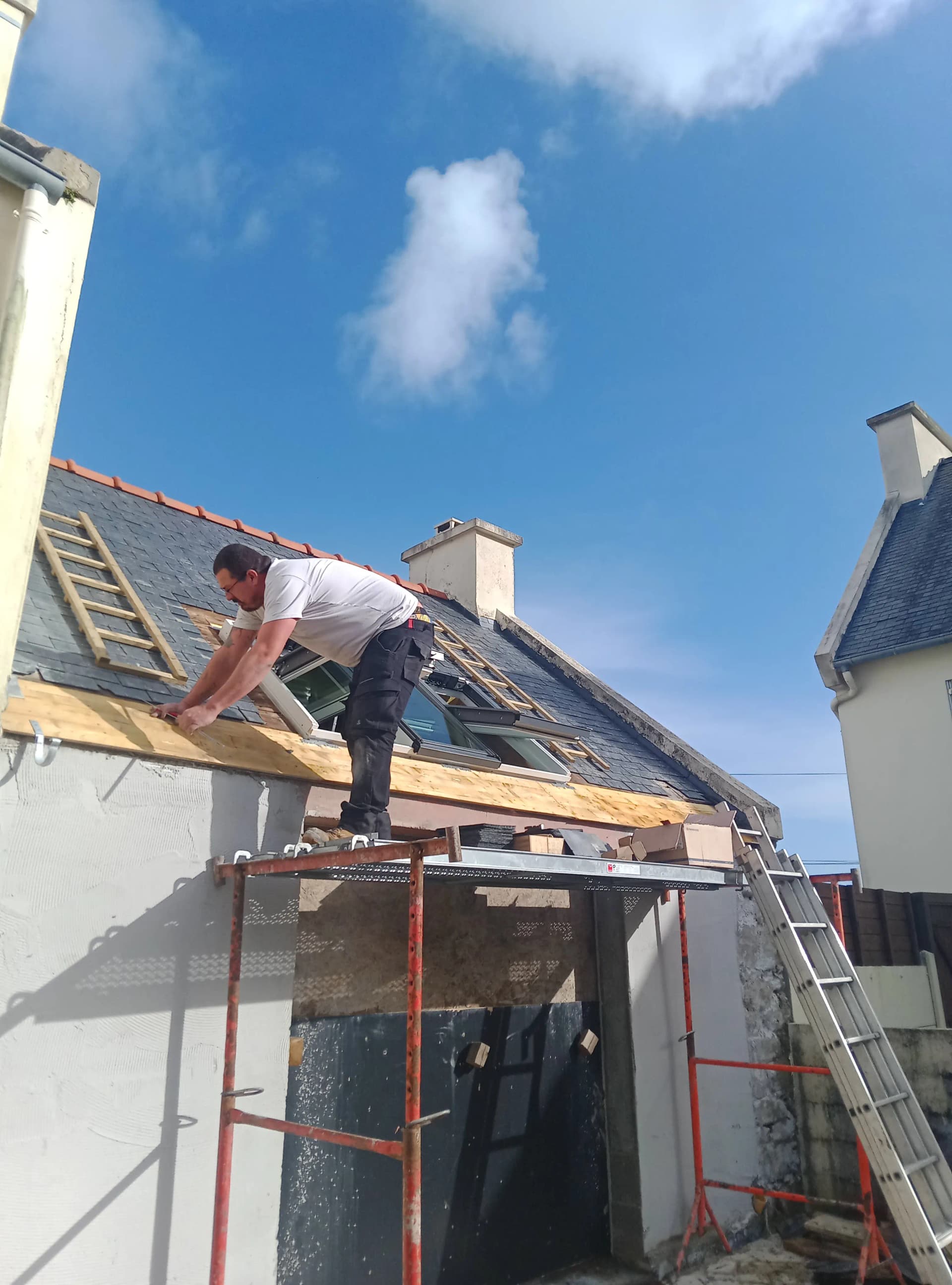 Détail de couverture ardoise en rénovation