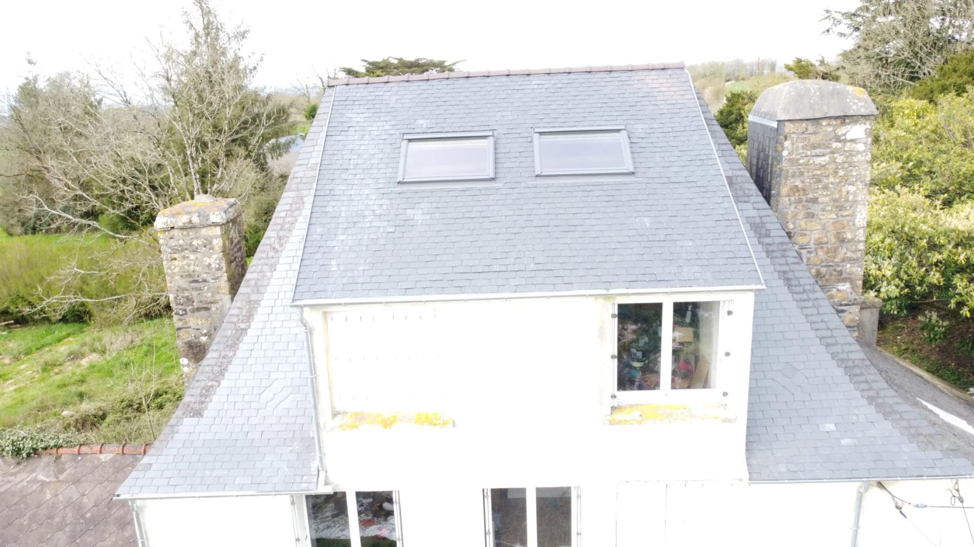 Vue d'ensemble d'une toiture rénovée