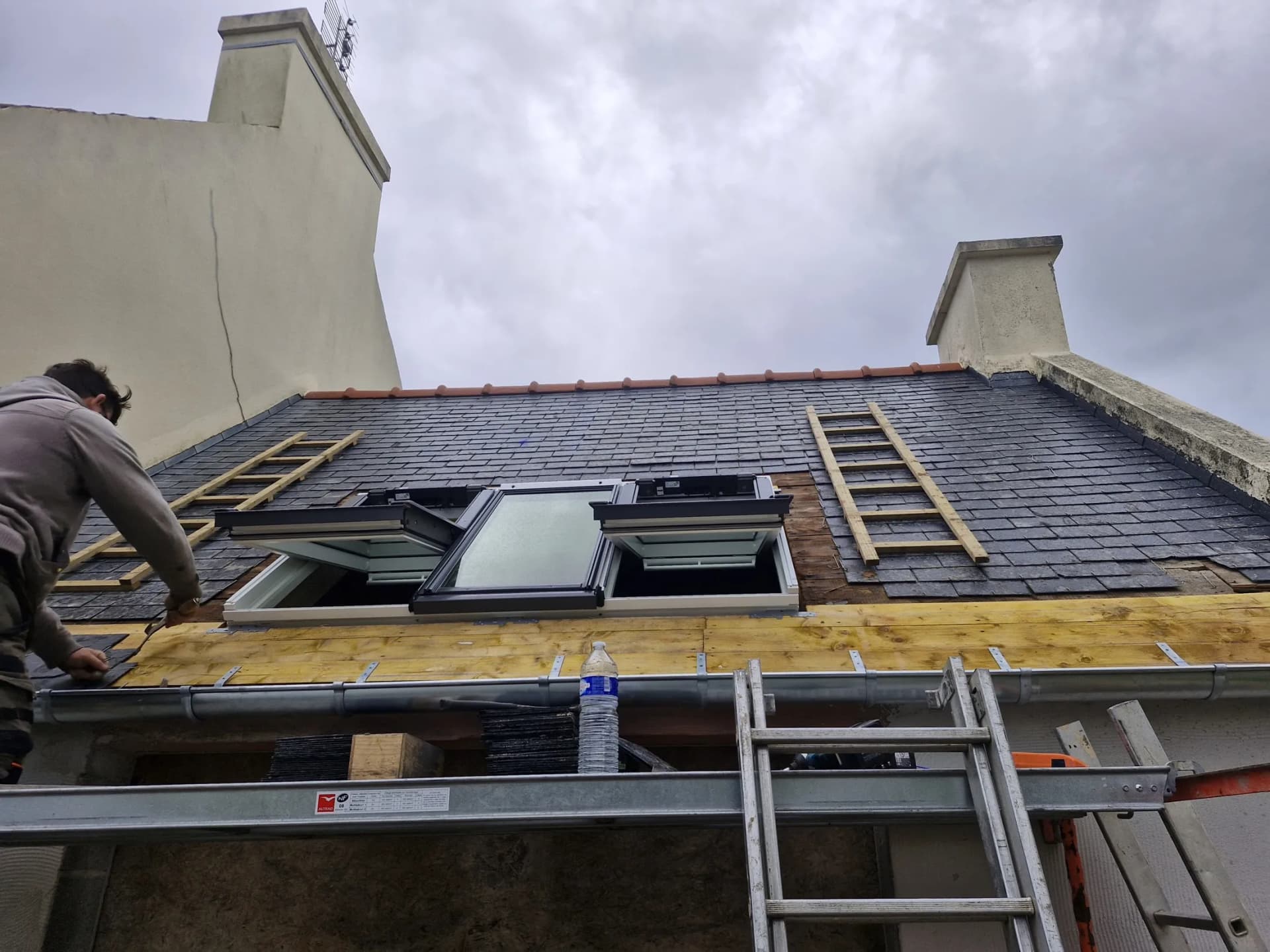 Finition extérieure soignée autour de Velux intégrés