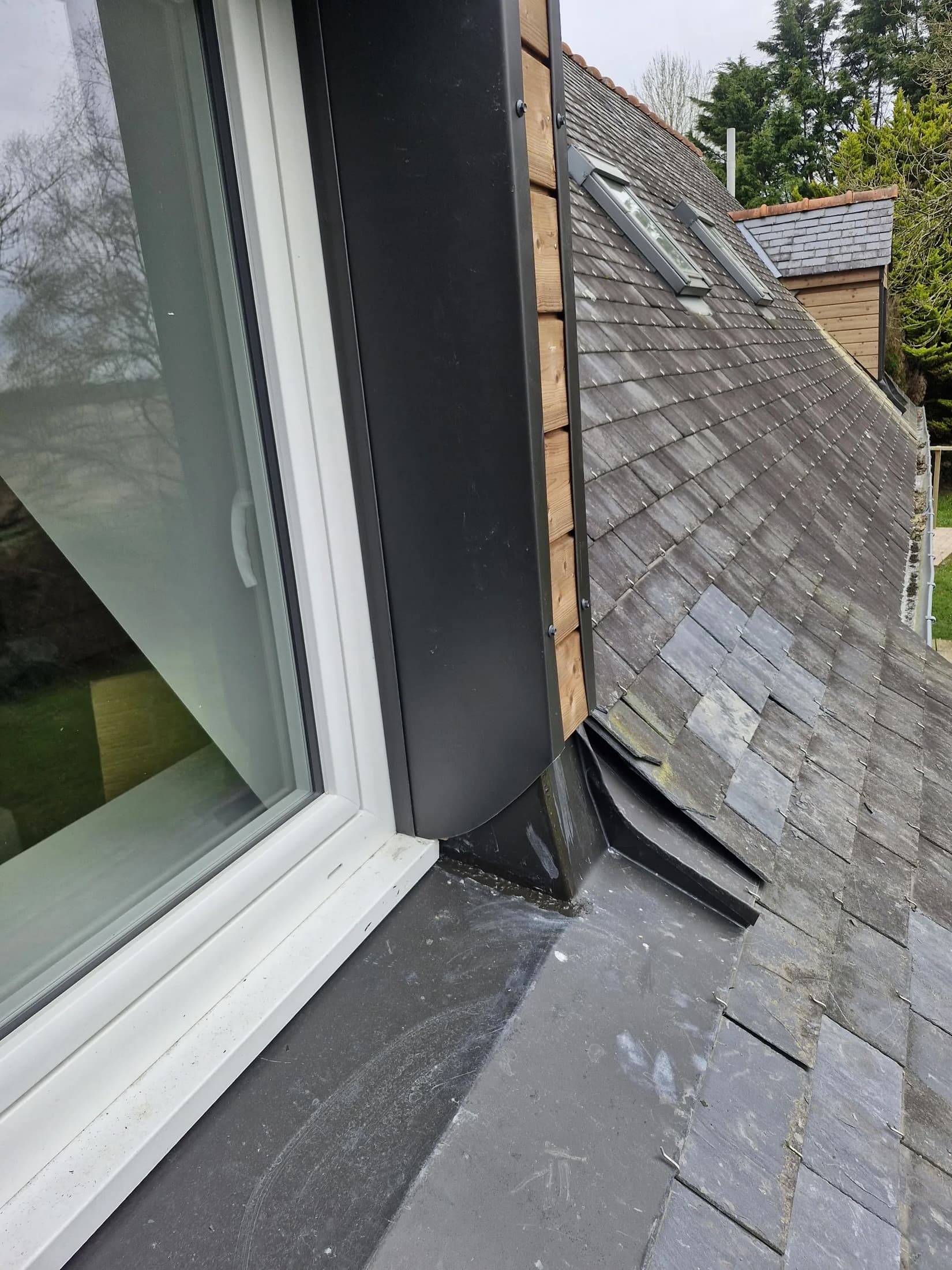 Chéneau et finitions zinc sur toiture ardoise