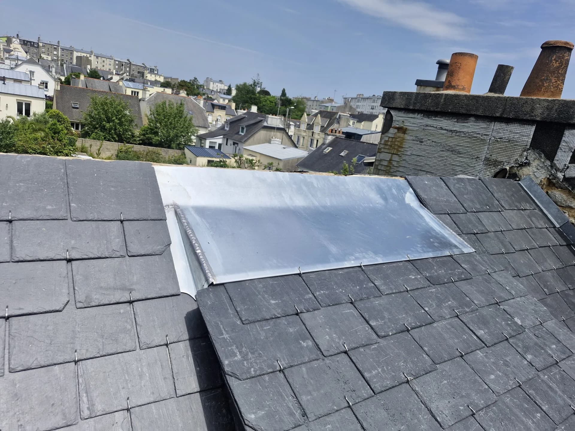 Noue zinc entre pans de toiture ardoise